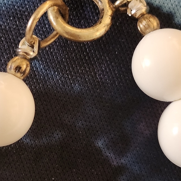 1960s LARGE MODULAR KENNETH JAY LANE CERAMIC WHITE PENDANT AND BEADS - Picture 13 of 16